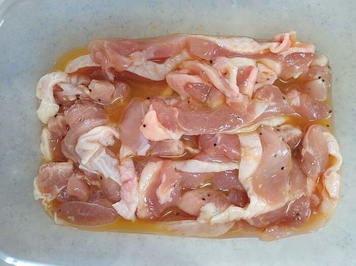 トリ肉に下味をつける