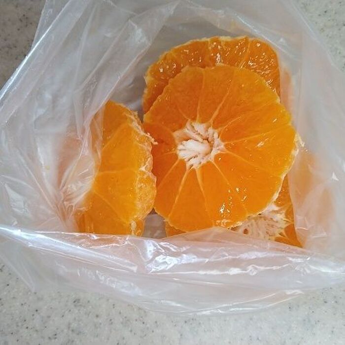 ミカン果汁をしぼる