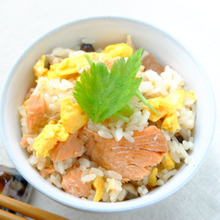 【くらし薬膳】炊飯器で炊くだけ!健康を支える一品☆鮭と卵の炊き込みご飯~秋冬の薬膳