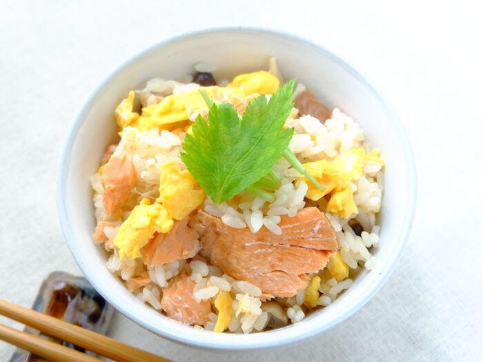 【くらし薬膳】炊飯器で炊くだけ!健康を支える一品☆鮭と卵の炊き込みご飯~秋冬の薬膳