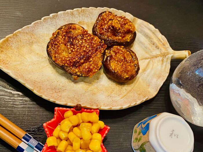 椎茸のマヨコチュジャン焼き!ゴマの風味もたまりませんよ〜