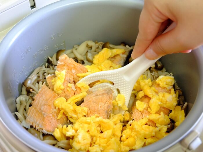 ご飯が炊けたら、炒り卵を加えて鮭をほぐしながら混ぜる