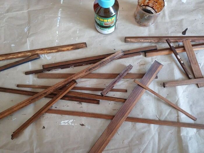 細い角材がたくさんあったので、貼り付けて見ました。