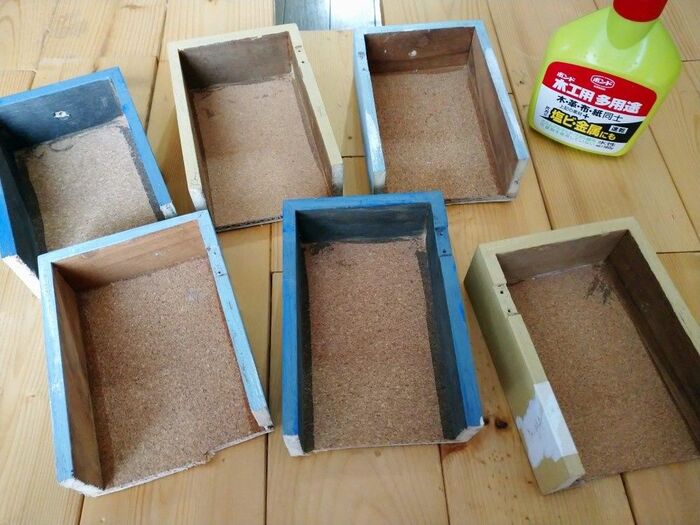 連なるように、箱になるように、ボンド接着します!