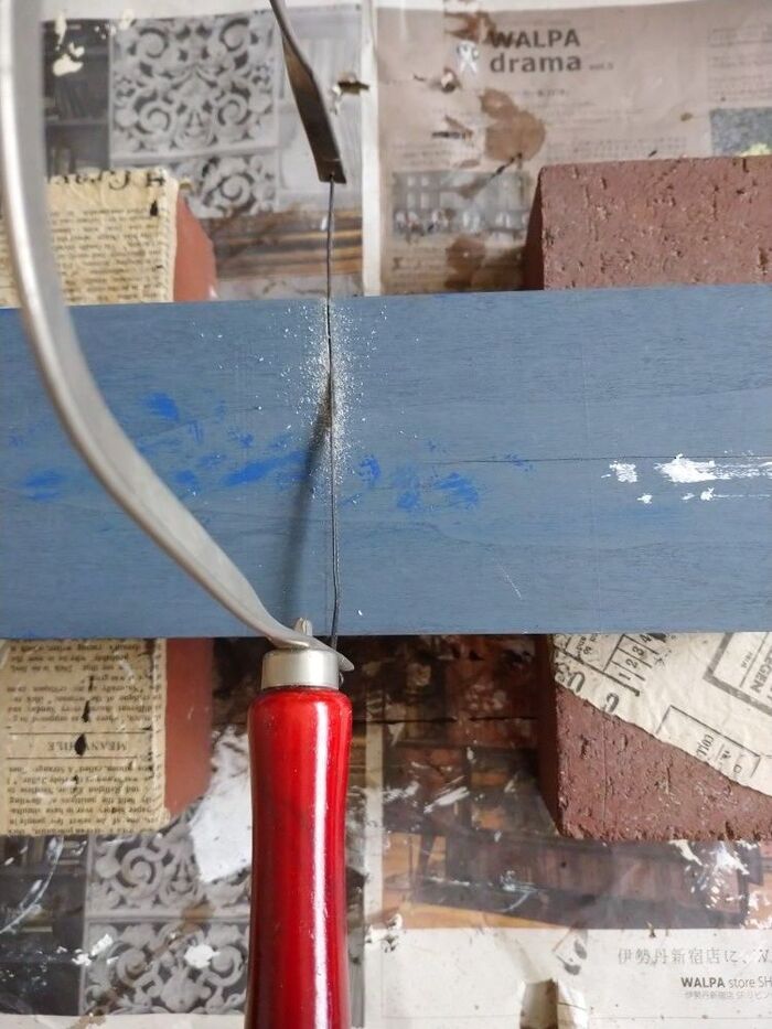 木箱を半分にカットします。