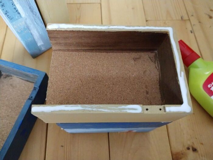 縁にボンドを付けて、木箱を接着していきます!