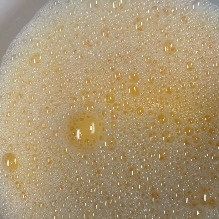 水に全卵を入れてかき混ぜる