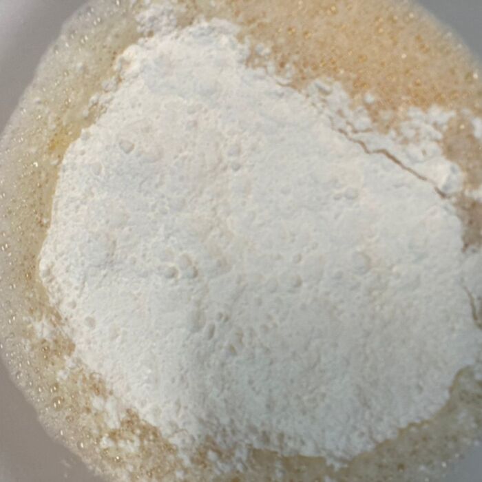 薄力粉を入れます