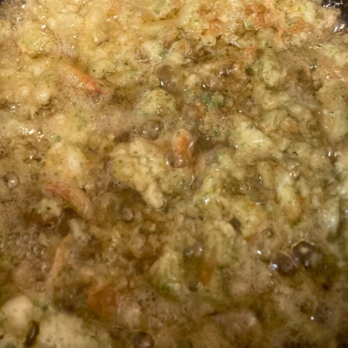最後に余ってしまった衣で揚げ玉を作る