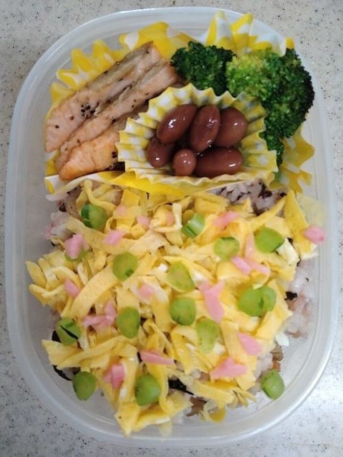 前夜のお寿司を利用したお弁当