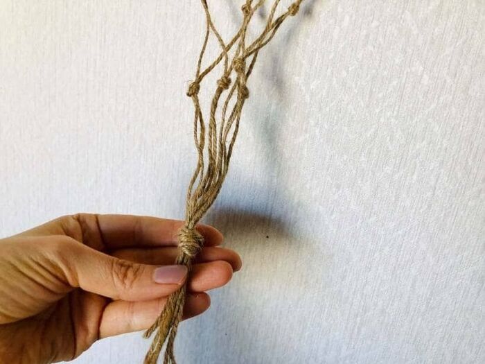 7. すべてのひもをまとめて結ぶ