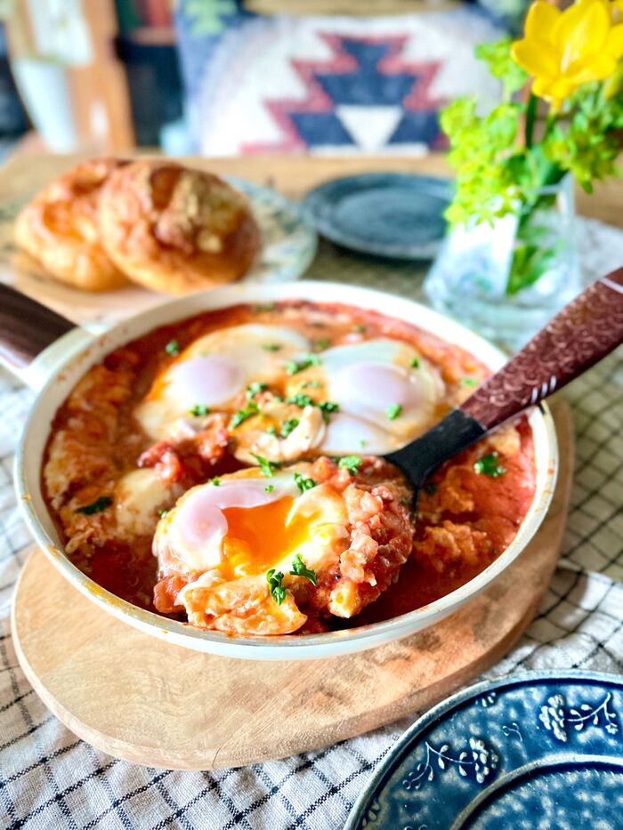 忙しい朝に!オシャレ可愛い朝ごはん!スパイスの風味のトマトソースにトロ〜リ卵【シャクシュカ】