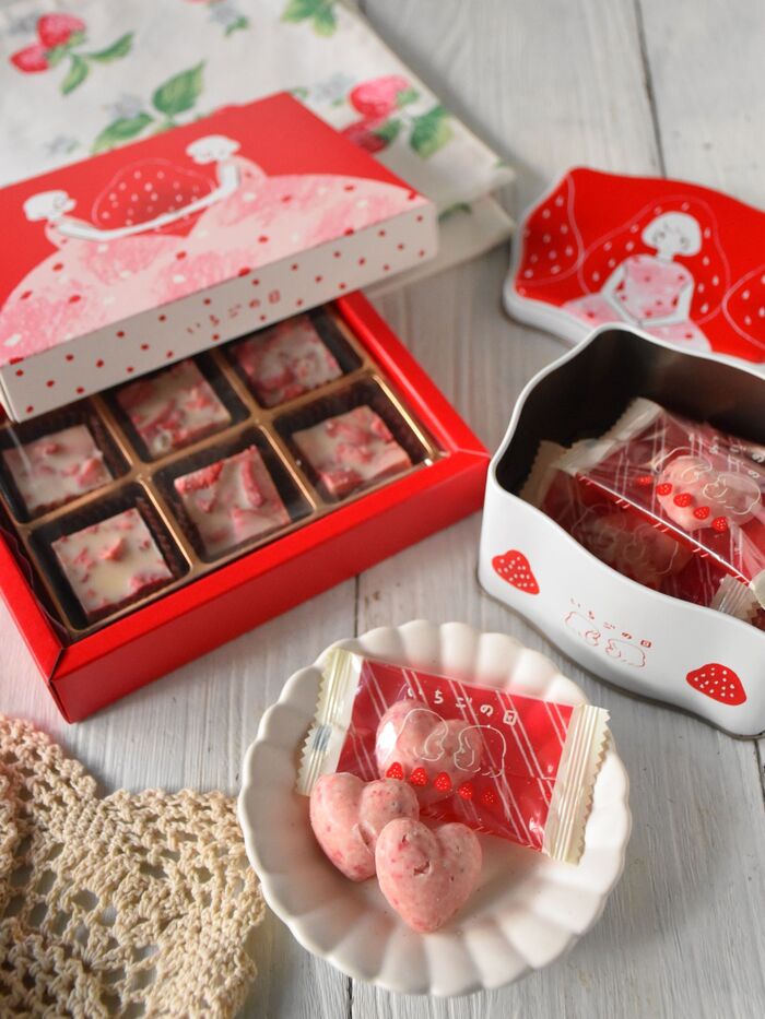 レトロ可愛いパッケージにときめく♡いちご尽くしのチョコレート