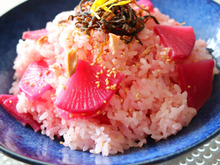 食卓を華やかに☆紅くるり大根とツナの炊き込みご飯