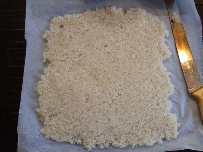 ①炊いたもち米をクッキングシートの上で1センチくらいの厚みに平らに伸ばし、電子レンジで3分→ひっくり返して3分→粗熱が取れたら、適当な大きさに切っておく。