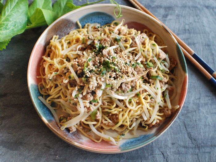 【インスタントラーメンで】⭐︎豚ひき肉ともやしのオイスターソース和え麺⭐︎