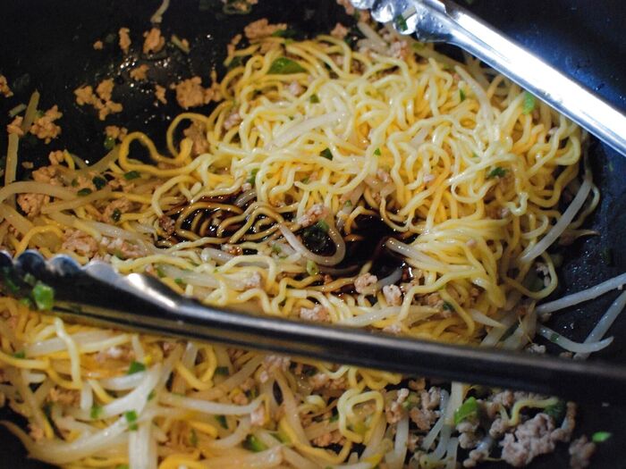 オイスターソース、料理酒、塩こしょうで味を整えます