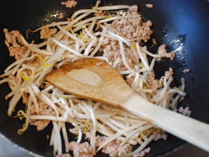 豚ひき肉の色が変わったら、もやしを入れます