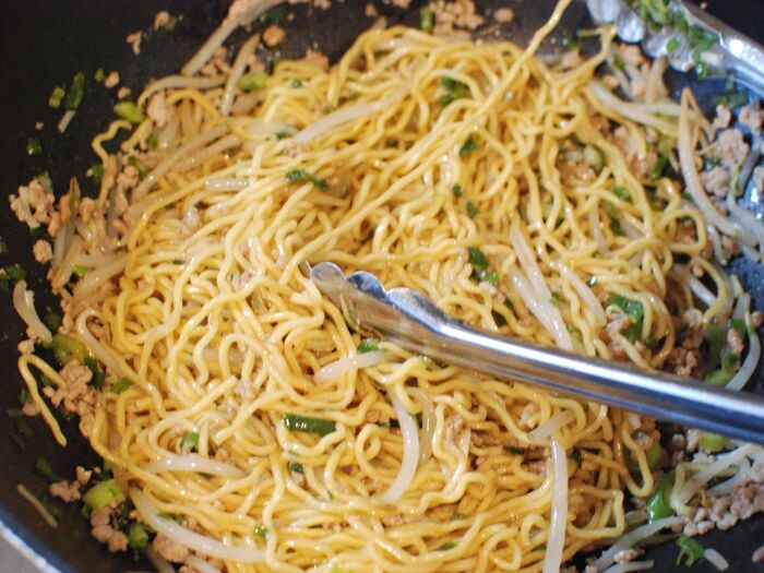 茹でたインスタントラーメンを加えます