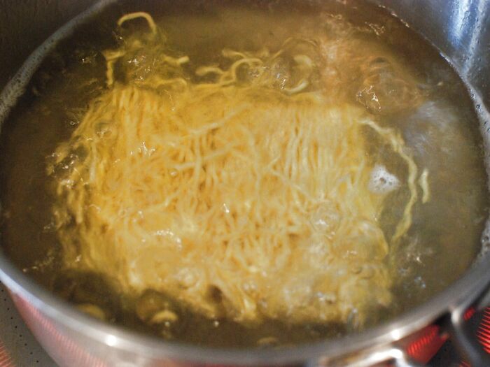 インスタントラーメンを茹で始めます
