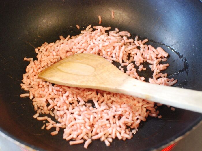 豚ひき肉を炒めます