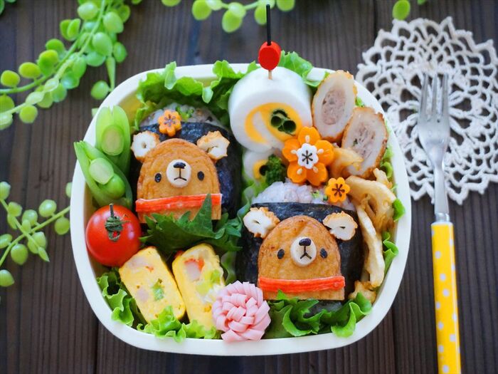 海苔巻きおにぎりにペタ!さつま揚げくまちゃん弁当