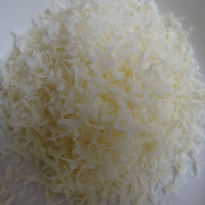 おろしたパルミジャーノを加える。