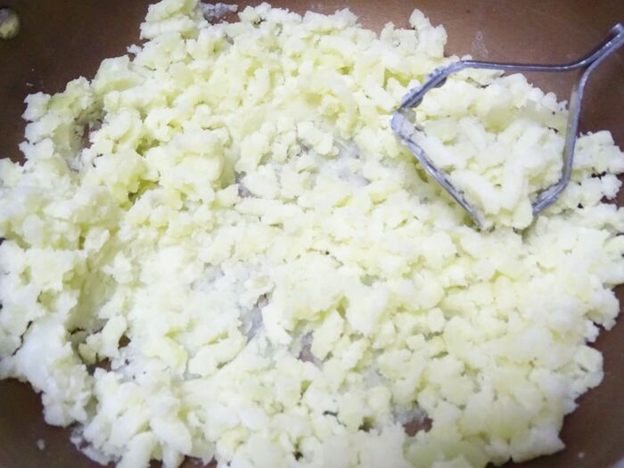 ボイルしたジャガイモをマッシュする