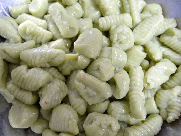 塩ゆでして冷ましてオリーブオイルを絡めておく。