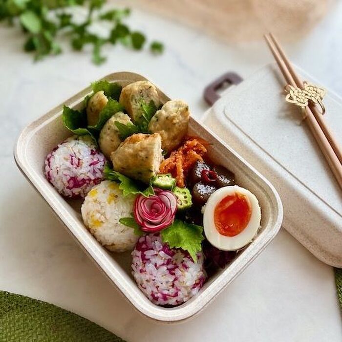 夫弁当はヘルシーさも肝心!しそたっぷりつくねバーグと食用菊のコロコロおにぎり弁当