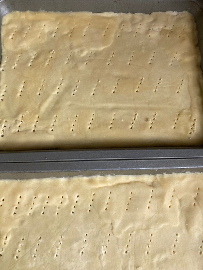 表面に空気穴をフォークで開けます♪