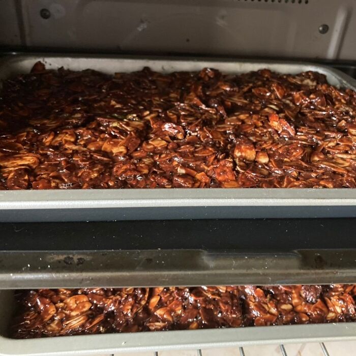 焼き上がったクッキー生地の上に薄く延ばしてオーブンへ♪