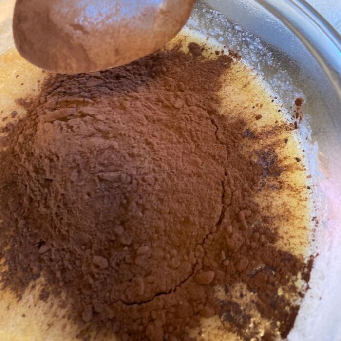 熱々のところにココアとアーモンドを入れて混ぜます