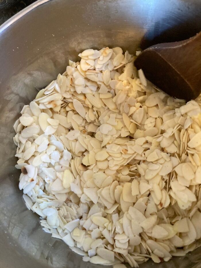 アーモンドは先に少し炒っておくと香ばしくなる