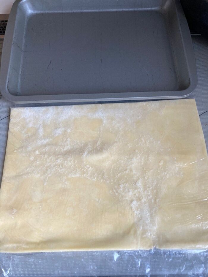 クッキー生地を作り型に合わせて敷き詰めます