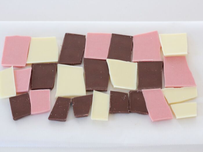 チョコレートを溶かす。