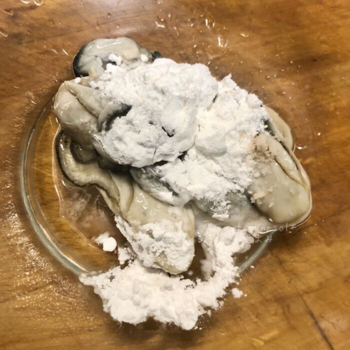 ①牡蠣を洗う