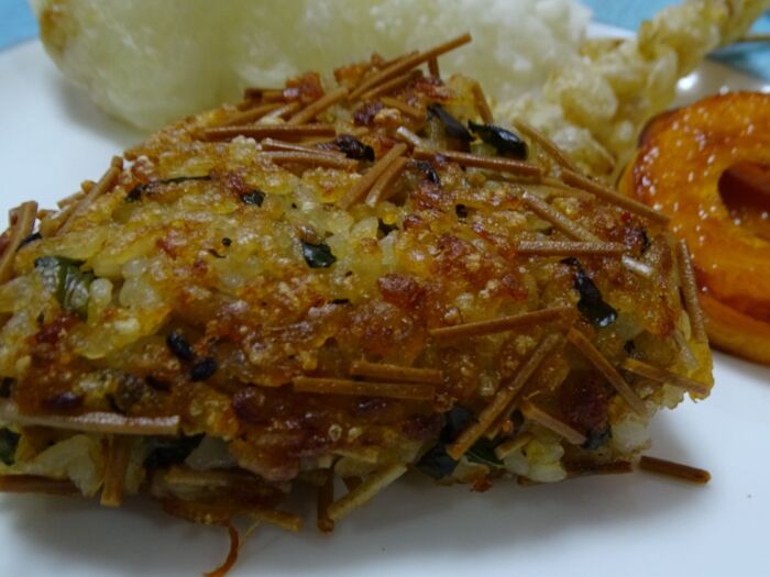 周りにまぶして、オリーブオイルで焼き上げる。