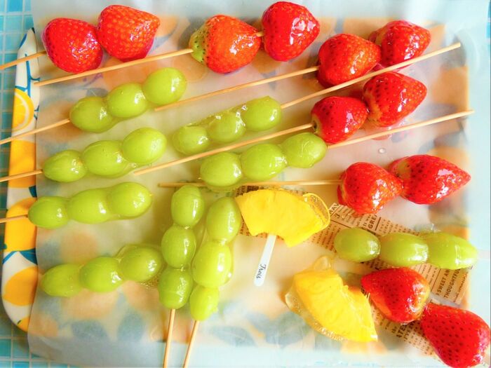 1時間冷蔵庫で冷やすと、飴のパリッと食感と冷たいフルーツを楽しめます!