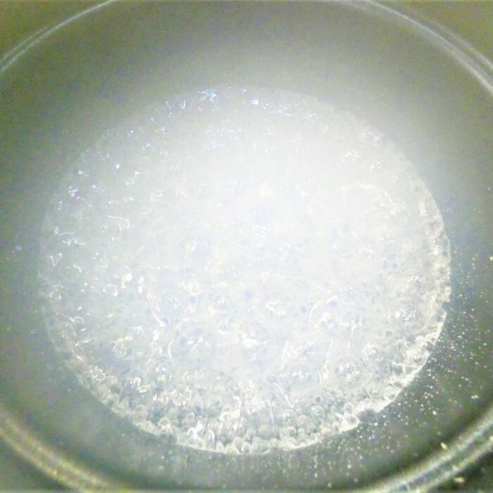 飴を箸先につけて水に入れ、固まったら火を止める。