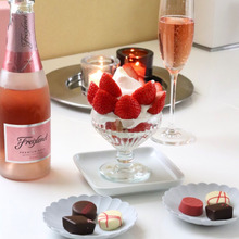 バレンタインはピンクパーティー♡簡単イチゴパフェを添えて