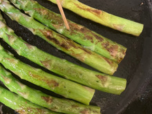 アスパラは茹でないで生から1本で調理する♪