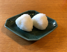 おにぎり作りはあのキッチン消耗品が最強!?ラップより使いやすいの?