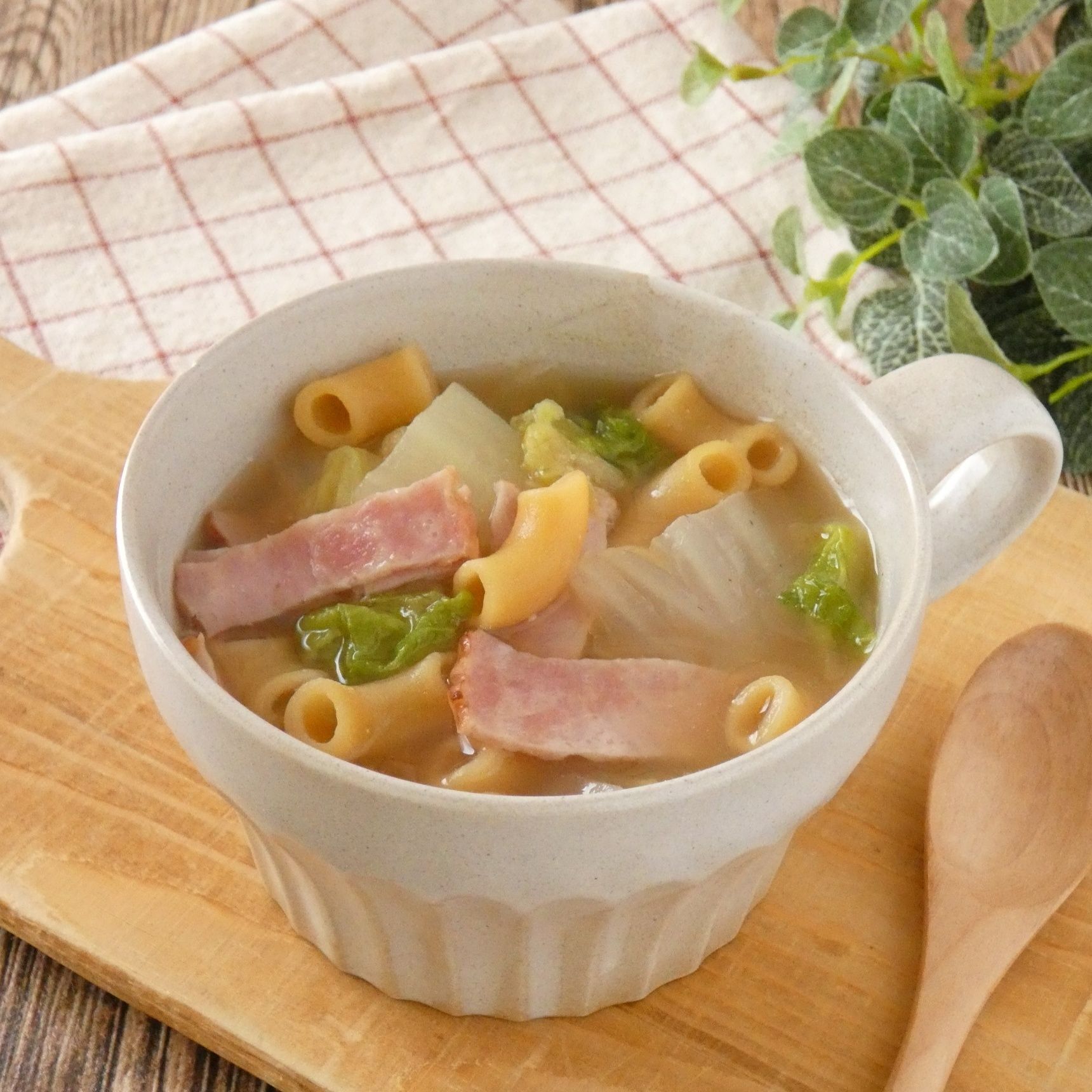グルテンフリーのマメロニで作る「白菜とベーコンの具だくさんスープ」