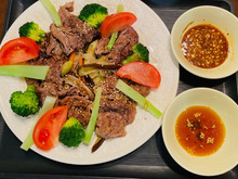 2種類のタレを添えた焼き肉🎶たまには変わり種のタレで