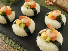 100均ドーナツおにぎり型で「サーモンと甘エビのドーナツ寿司」