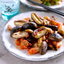 しいたけとキムチの酔っ払い炒め