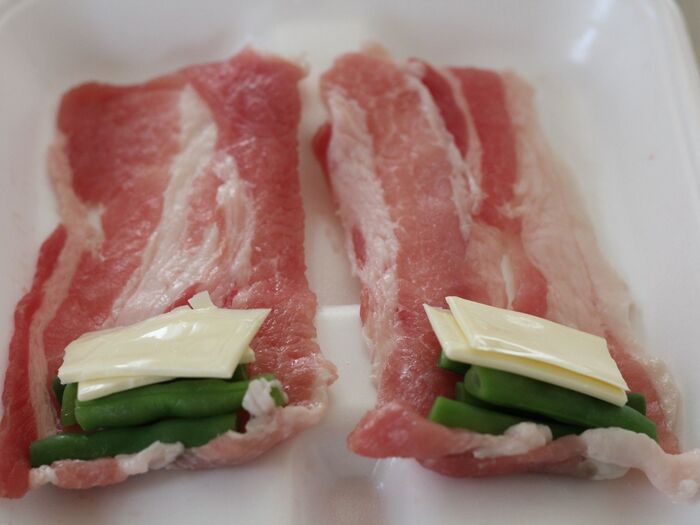 肉巻きを作る。