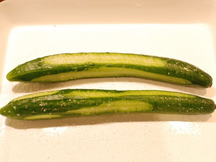きゅうりに塩をまぶします