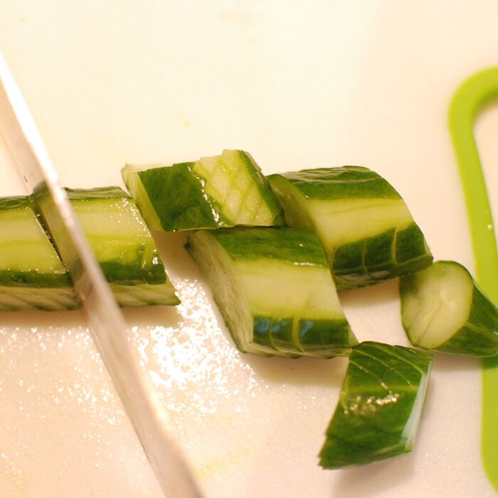 きゅうりを切ります